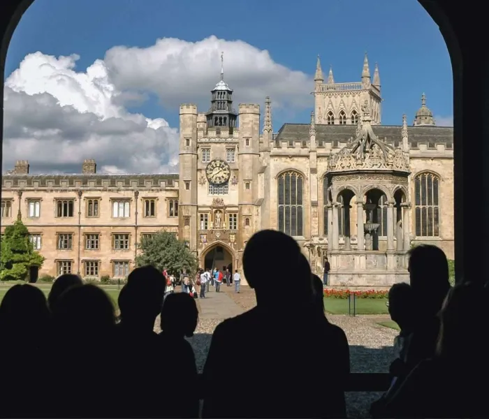 Visiteurs découvrant un monument historique lors d’un voyage en Angleterre