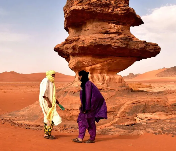 Voyageurs découvrant les paysages du Sahara algérien dans le Tassili n'Ajjer, une destination incontournable pour voyager en Algérie