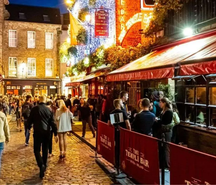 Rue animée de Temple Bar à Dublin en soirée