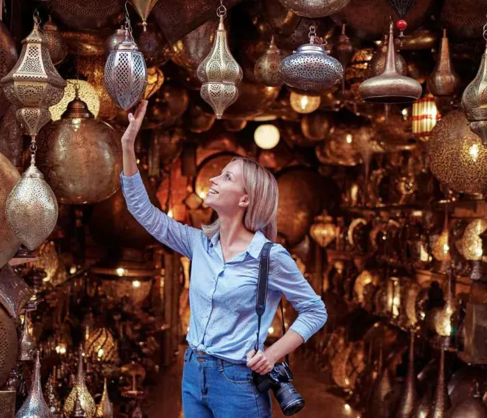 Voyageuse dans les souks de Marrakech lors de son séjour au Maroc