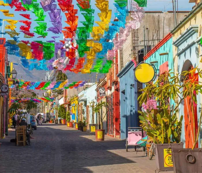 Rue colorée du centre historique d’Oaxaca au Mexique, décorée de papel picado