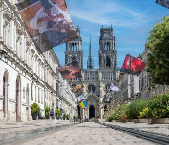 Cathédrale Sainte-Croix vue depuis la rue Jeanne-d’Arc à Orléans