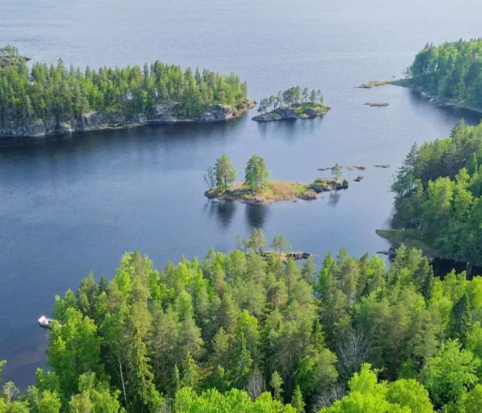 Paysage de la région des Lacs en Finlande avec lacs, îles boisées et forêts