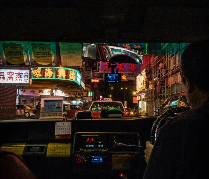 Vue de nuit depuis un taxi en Chine avec des enseignes en caractères chinois