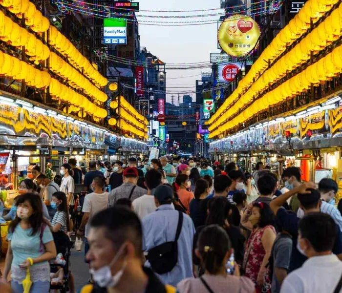 Marché de nuit animé lors d’un voyage à Taïwan