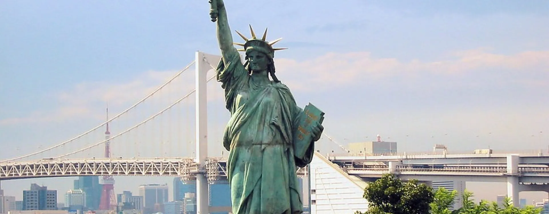 La statut de la liberté sur la baie d'Odaiba ainsi que le célèbre Rainbow Bridge.