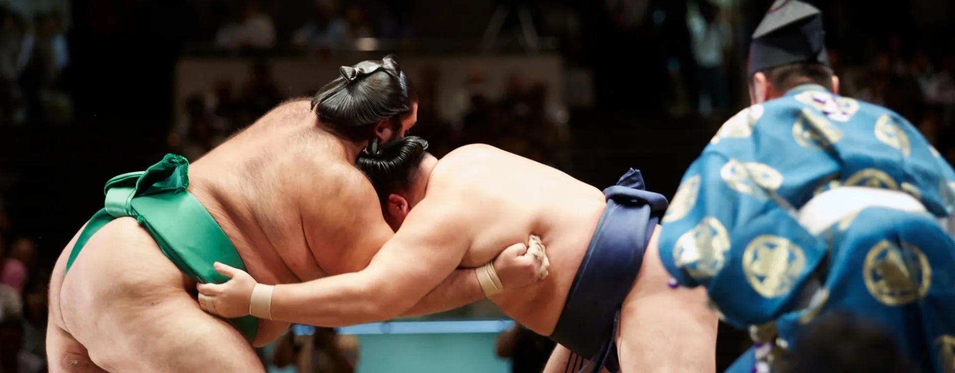 Assister à un tournoi de sumo à Tokyo est une expérience incontournable.