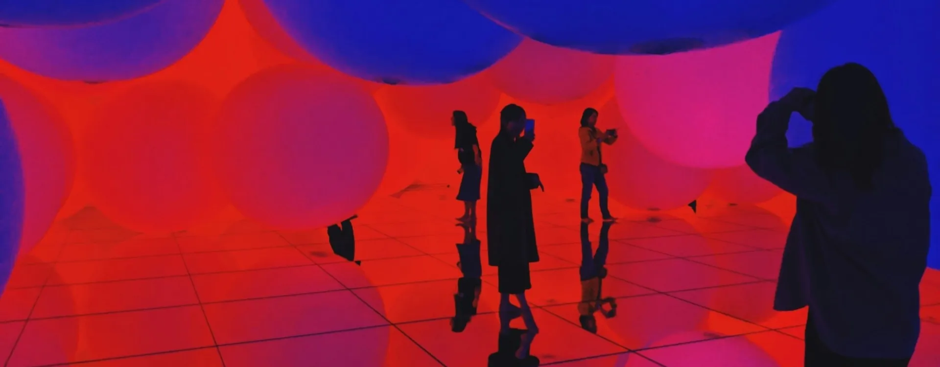 Les sphères géantes du TeamLab Planets à Tokyo.