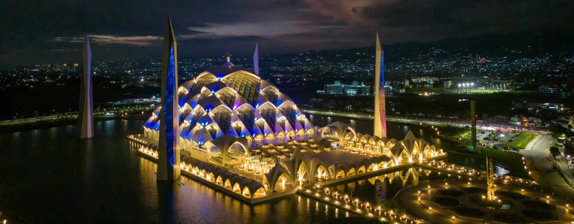 La mosquée de Bandung sur l'île de Java en Indonésie.