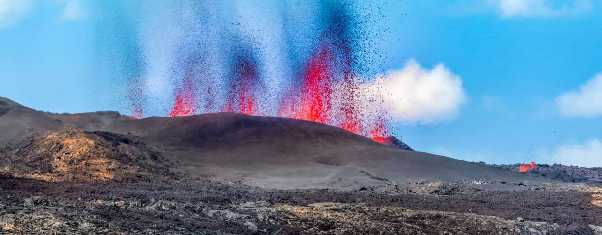 Le Piton de la Fournaise en éruption sur l'île de la Réunion.
