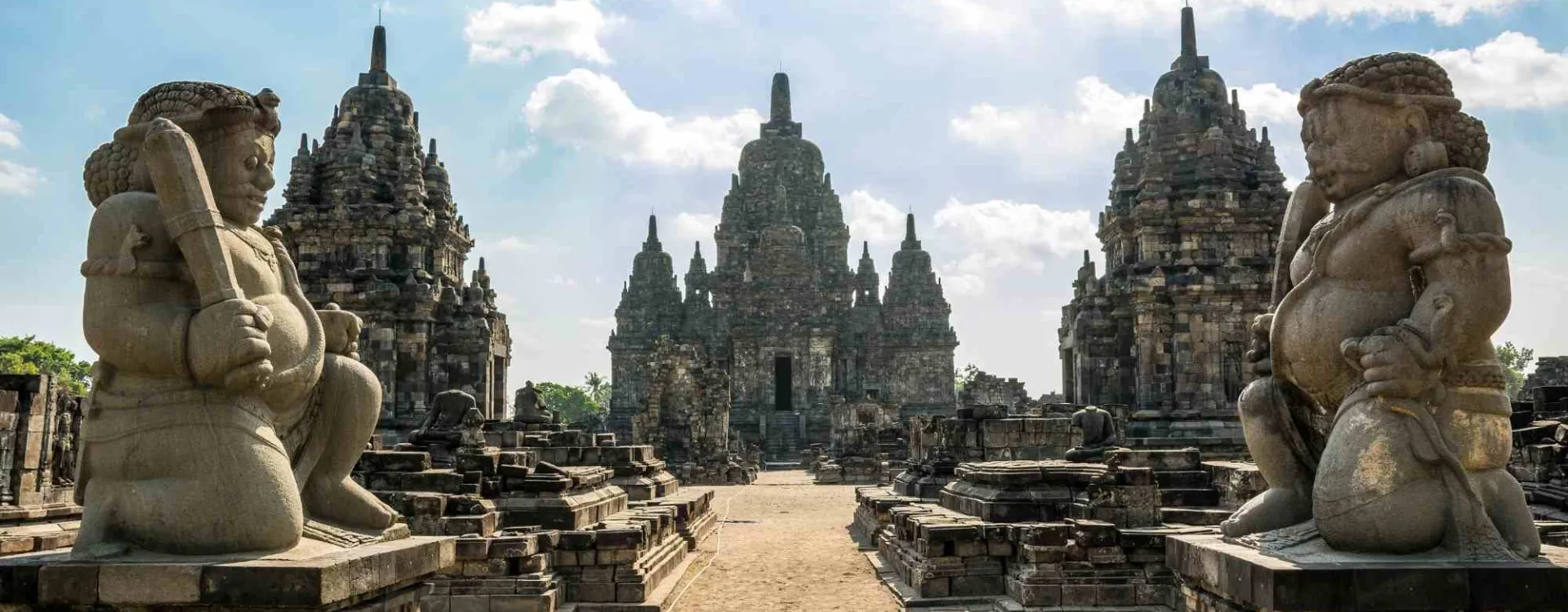 Le temple de Prambanan est situé à Yogyakarta sur l'île de Java.