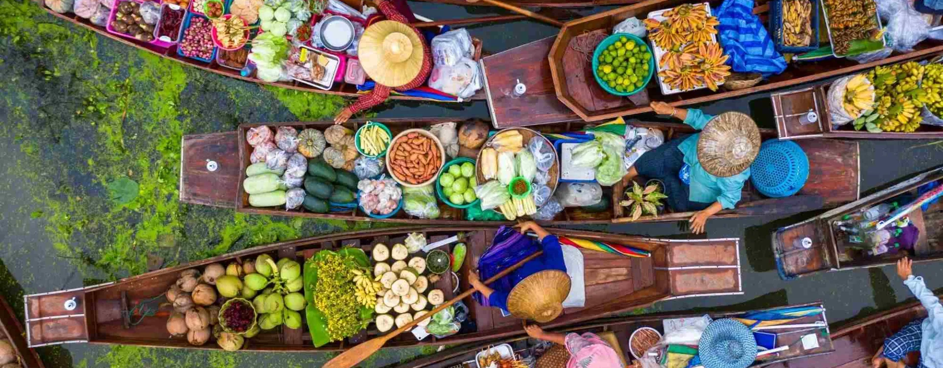 Un marché flottant en Thaïlande.