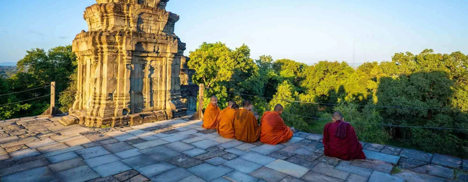 Admirer le coucher de soleil sur Angkor depuis le temple Phnom Bakheng.