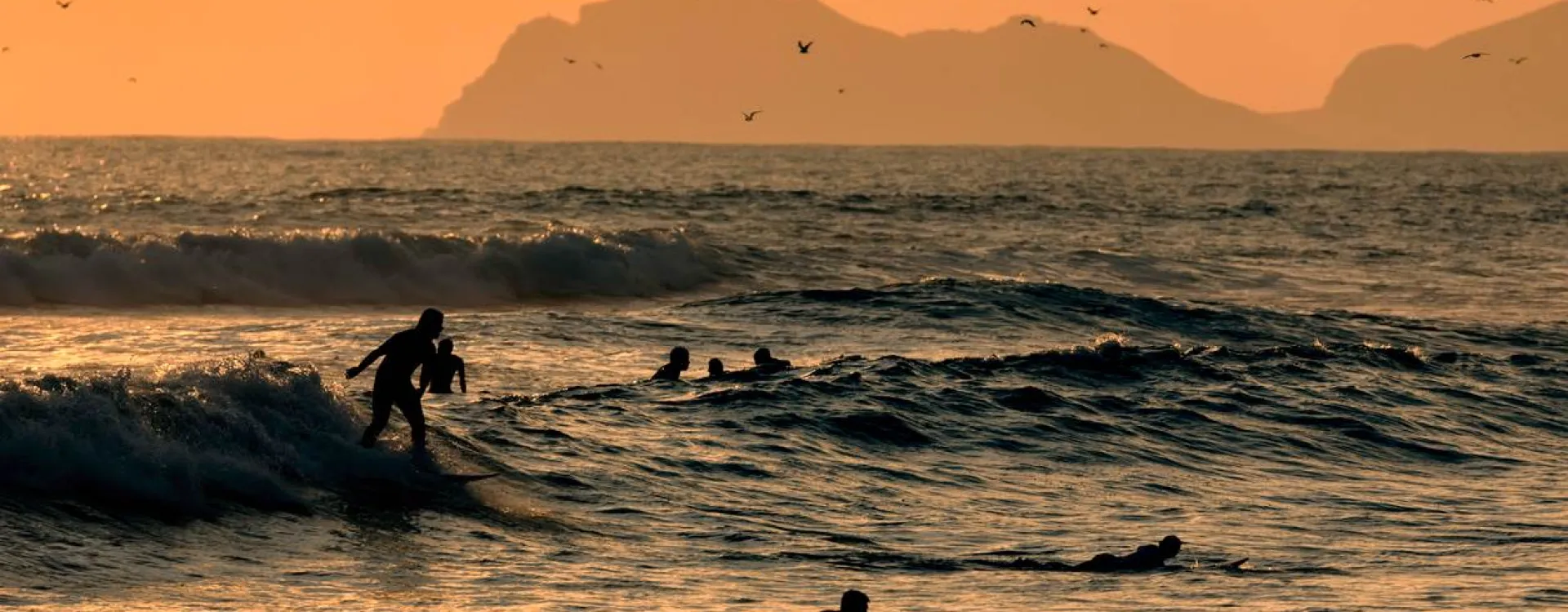 Des surfeurs à Máncora au Pérou.