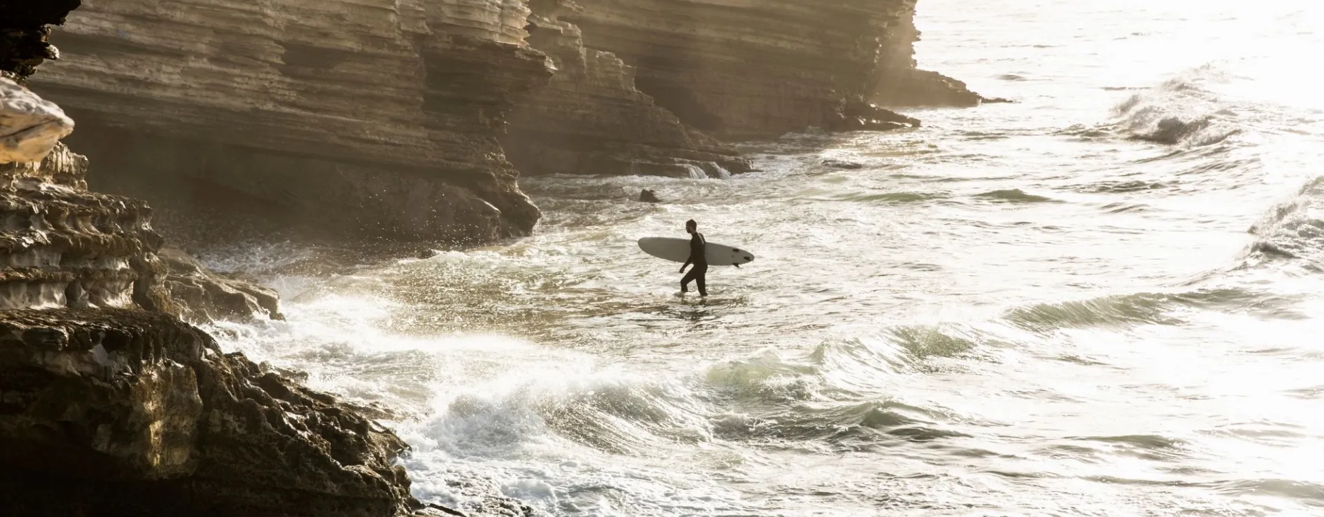 Un surfeur à Taghazout au Maroc.