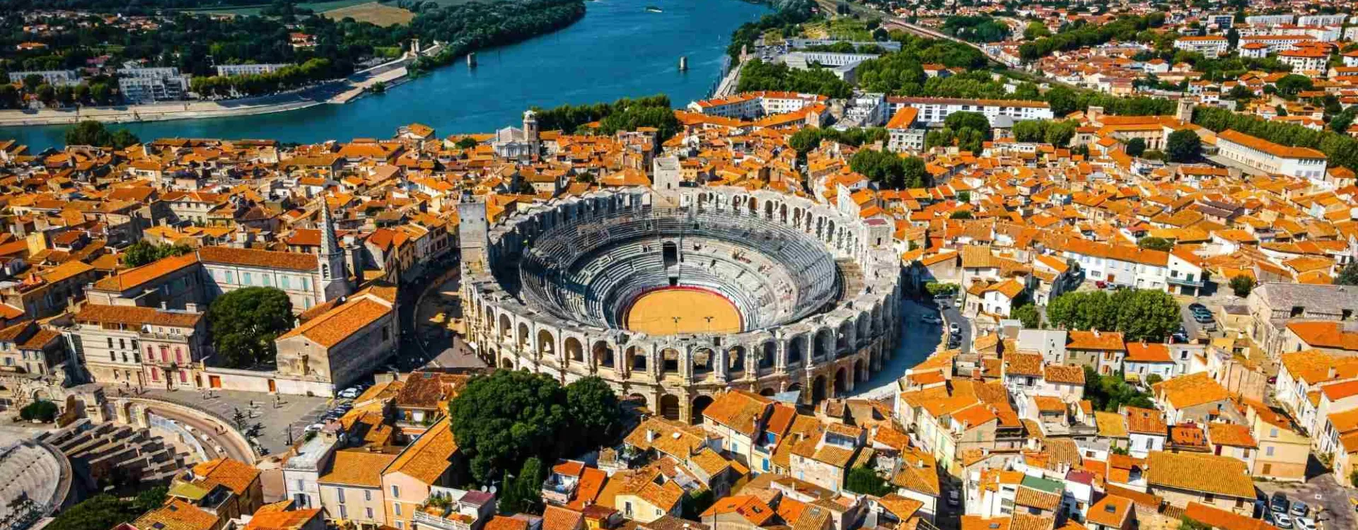 Une photo aérienne des arènes antiques d'Arles.