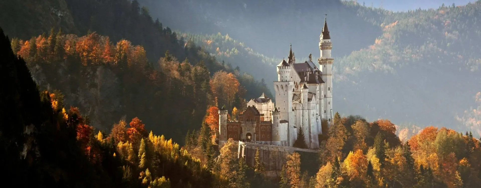 Une vue du château de Neuschwanstein en automne, panorama de conte de fées