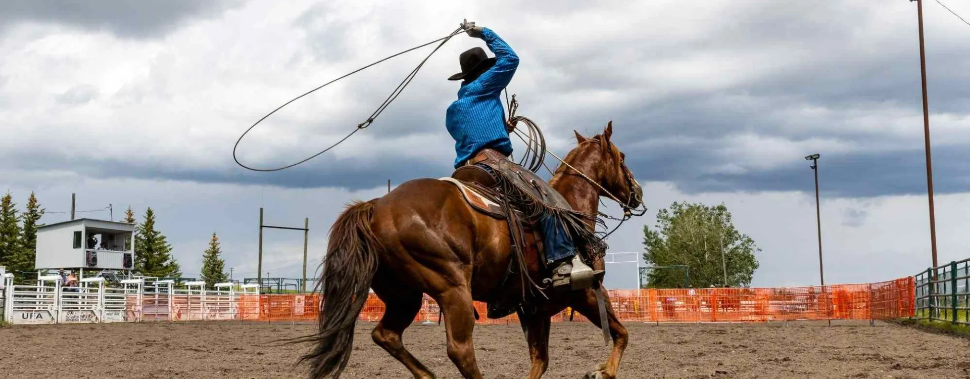 Cavalier participant à un rodéo en plein air en Alberta, au Canada