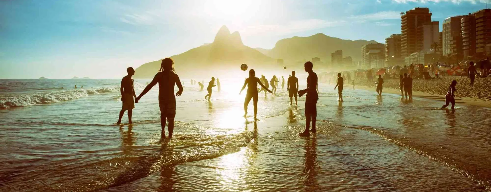 Des joueurs de football sur la plage d'Ipanema au Brésil.