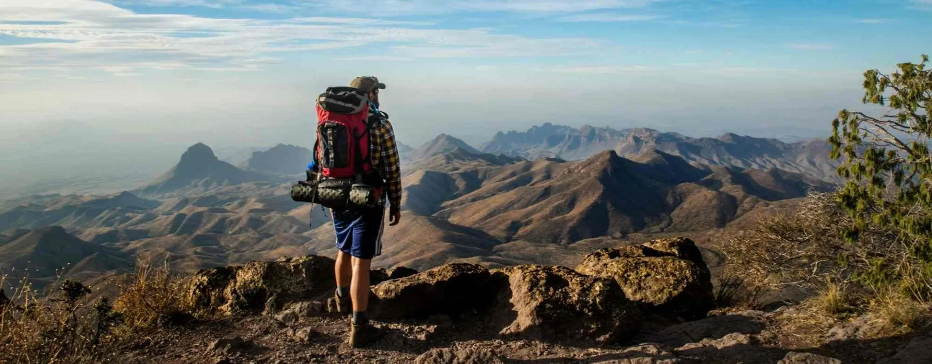 Un randonneur dans le parc national de Big Bend au Texas.