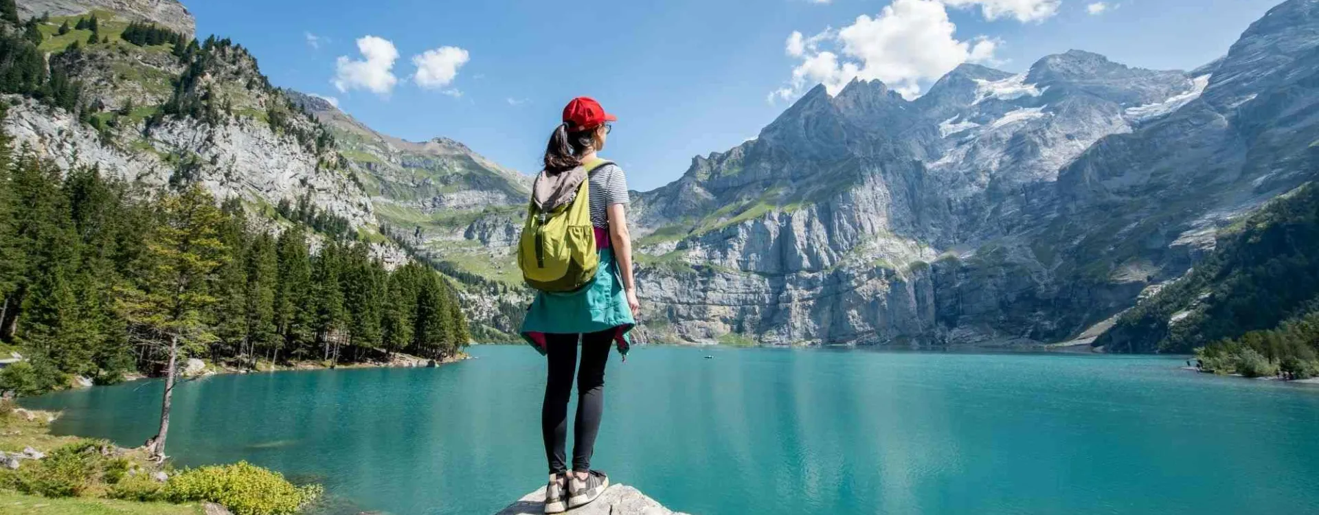 Randonneuse près du lac d’Oeschinen lors d’une randonnée en Suisse