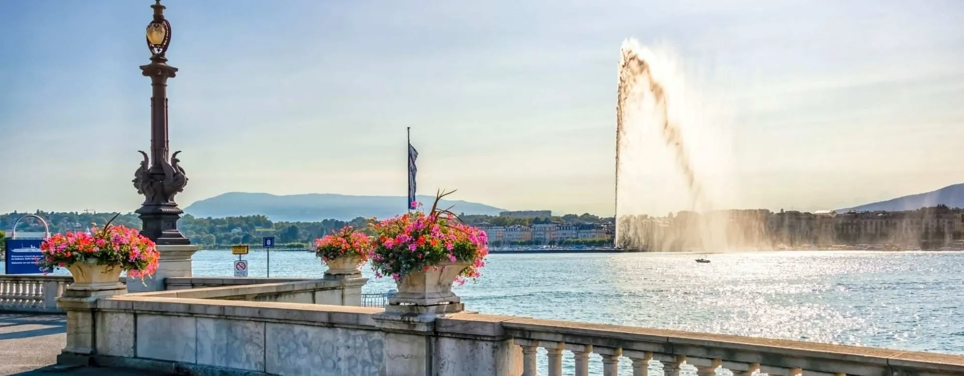 Bord du lac Léman à Genève avec le Jet d’Eau et la ville en arrière-plan