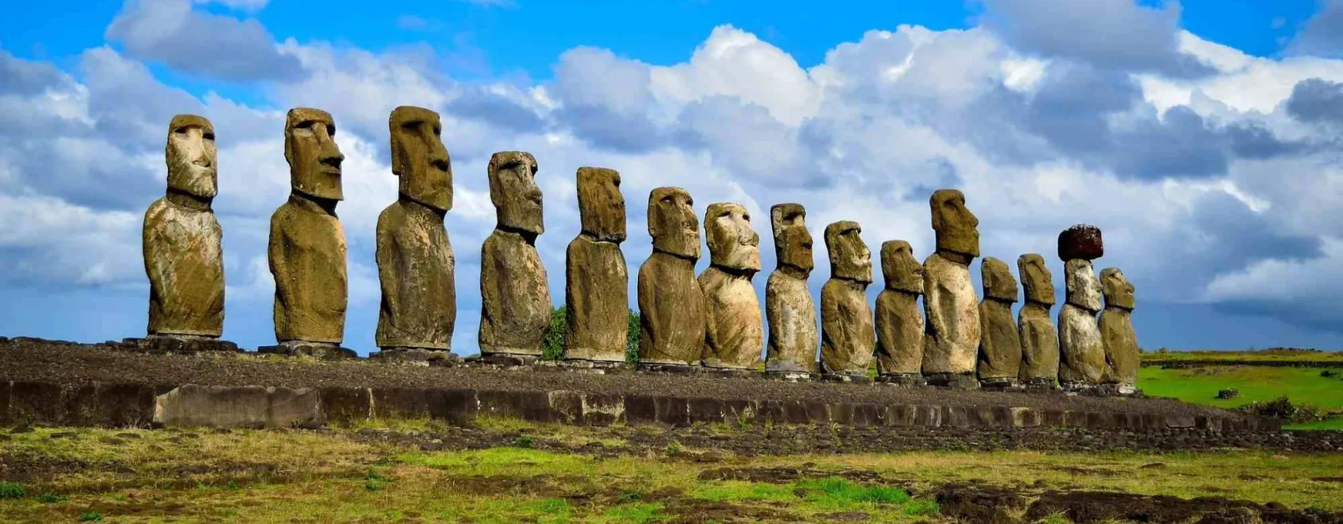 Les statues de l'île de Pâques.