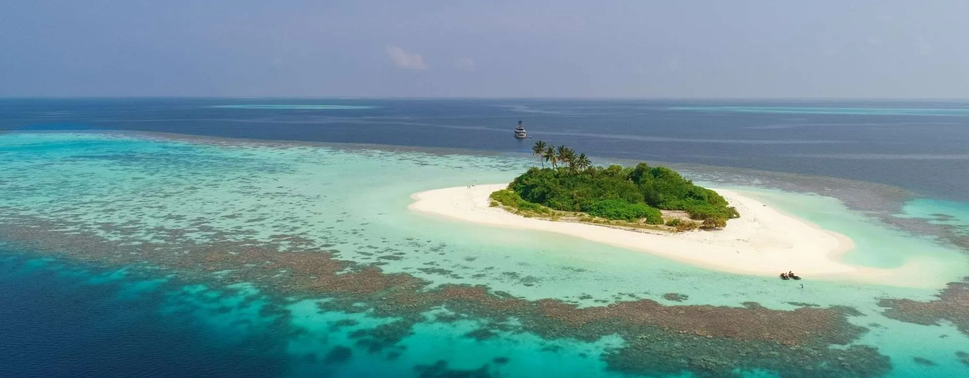 Un yacht et une île déserte.