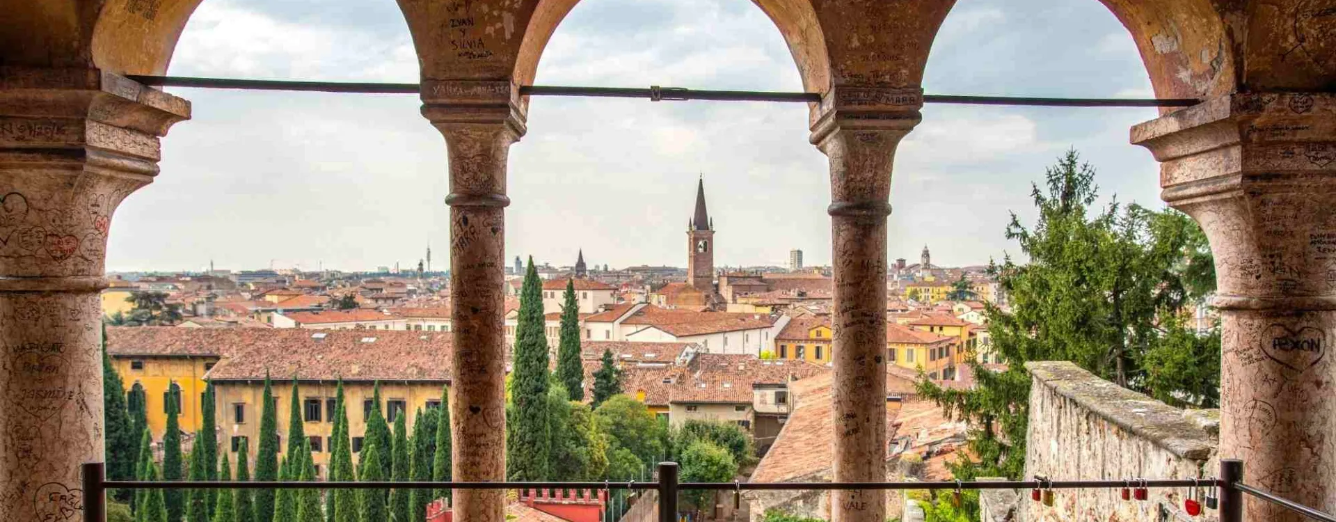 Vue sur le centre historique de Vérone depuis le parc Giardino Giusti