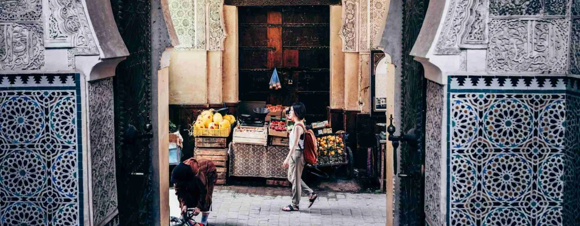 Promenade d’une voyageuse dans les rues de la médina de Marrakech