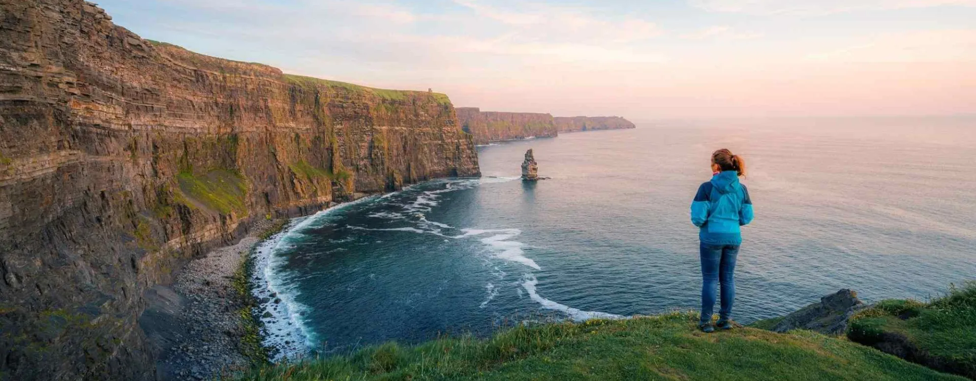 Falaises de Moher en Irlande au coucher du soleil, site incontournable à voir lors d’un voyage en Irlande