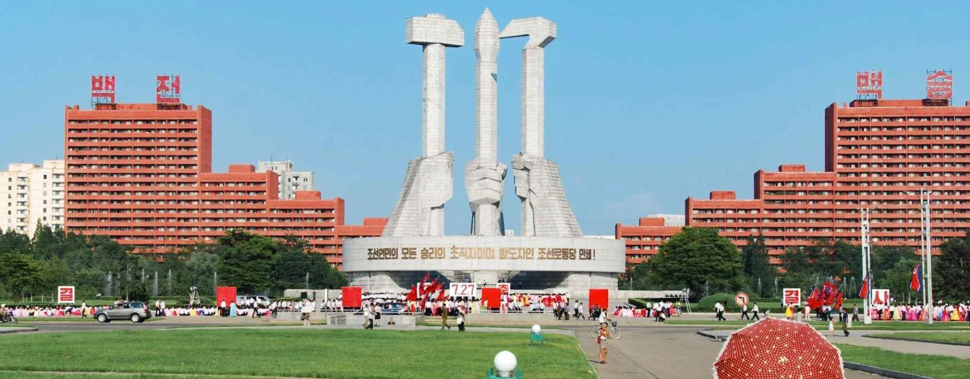 Monument à la fondation du Parti du travail à Pyongyang en Corée du Nord avec symbole marteau, faucille et pinceau
