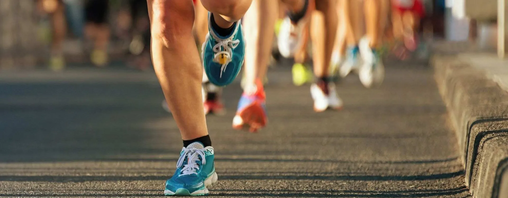 Coureurs participant à un marathon au crépuscule