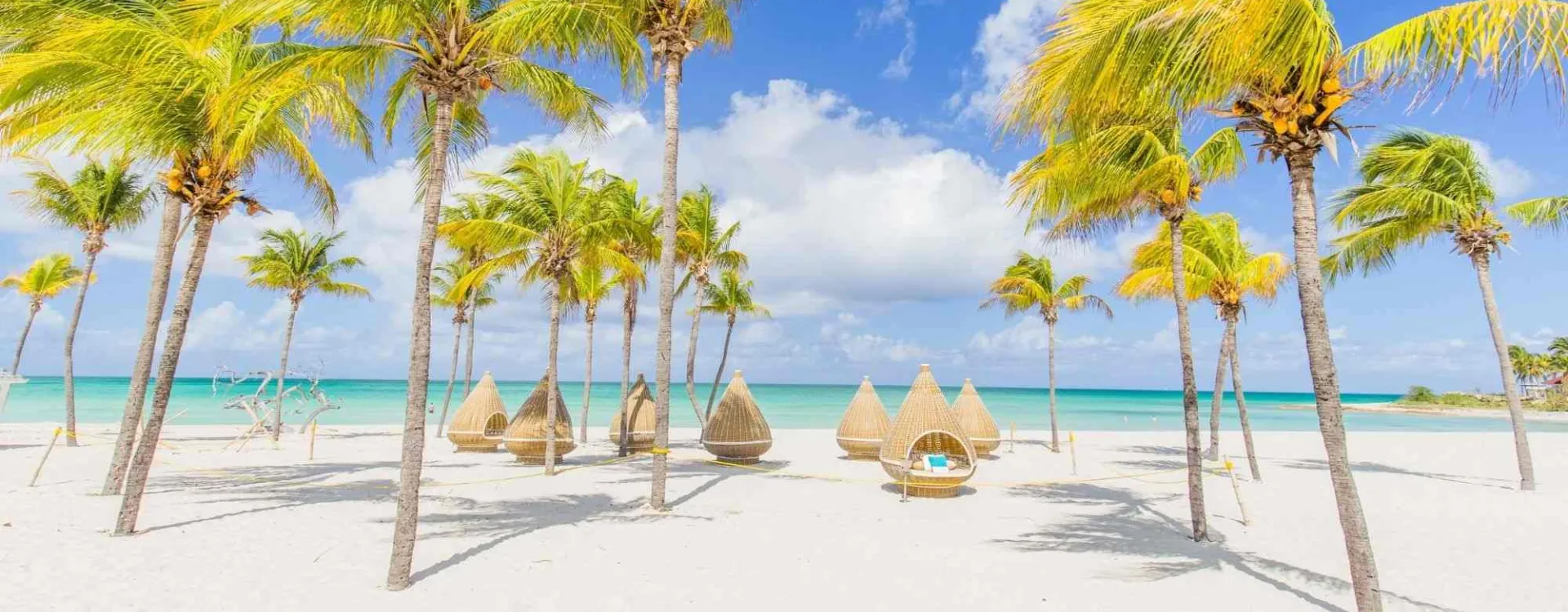 Plage de Varadero aménagée pour le farniente à Cuba avec transats, palmiers et mer turquoise