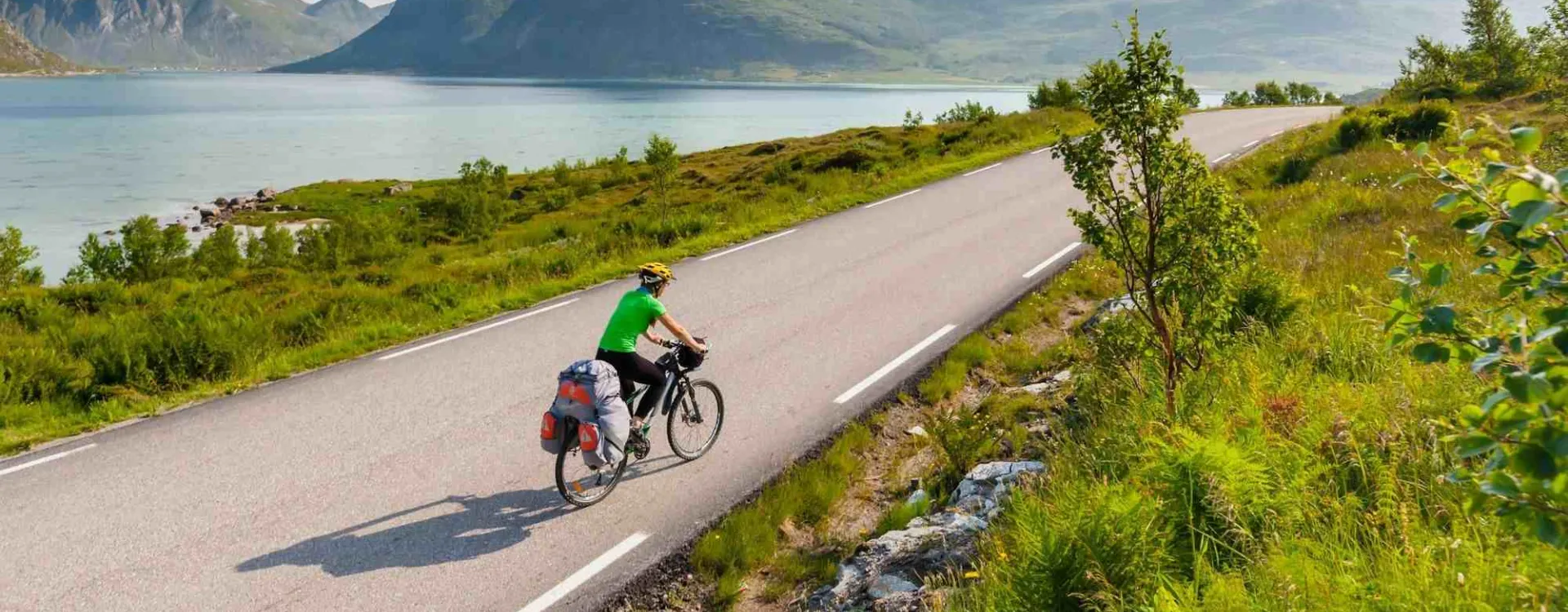 Une cycliste sur une route en Norvège.