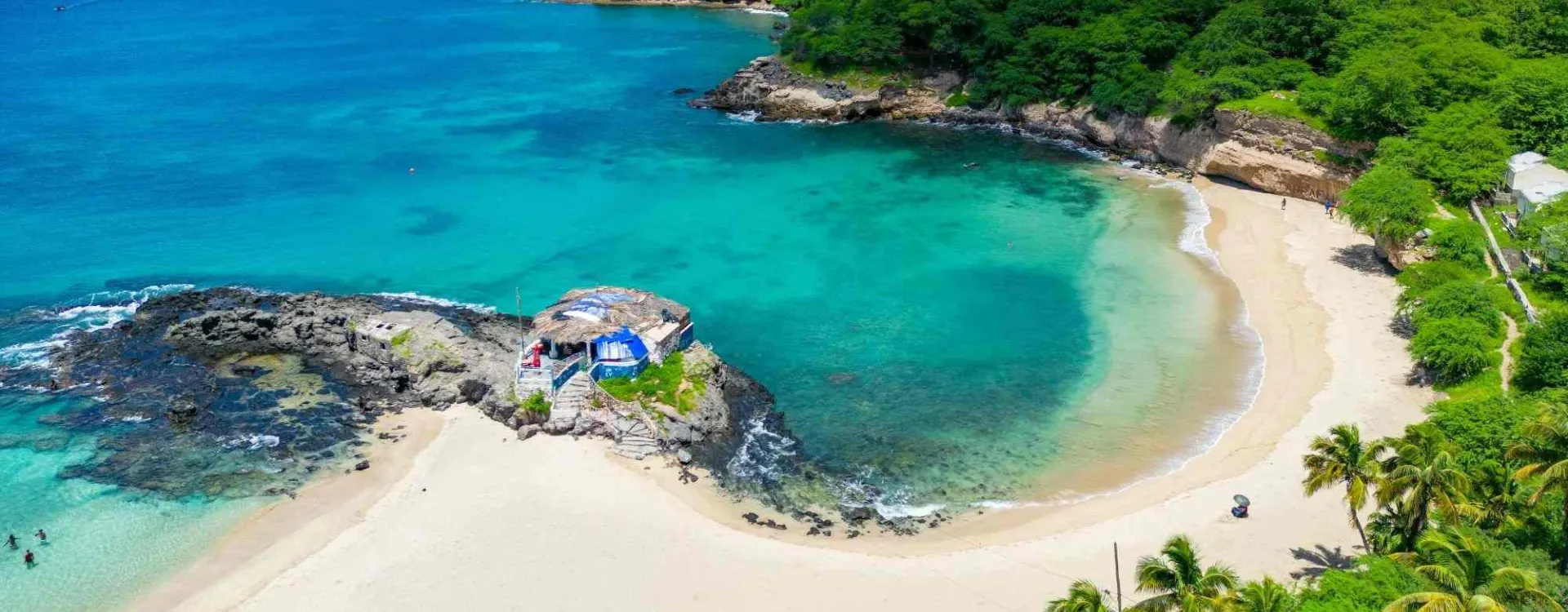 Vue aérienne de la plage de Tarrafal sur l'île de Santiago au Cap Vert.