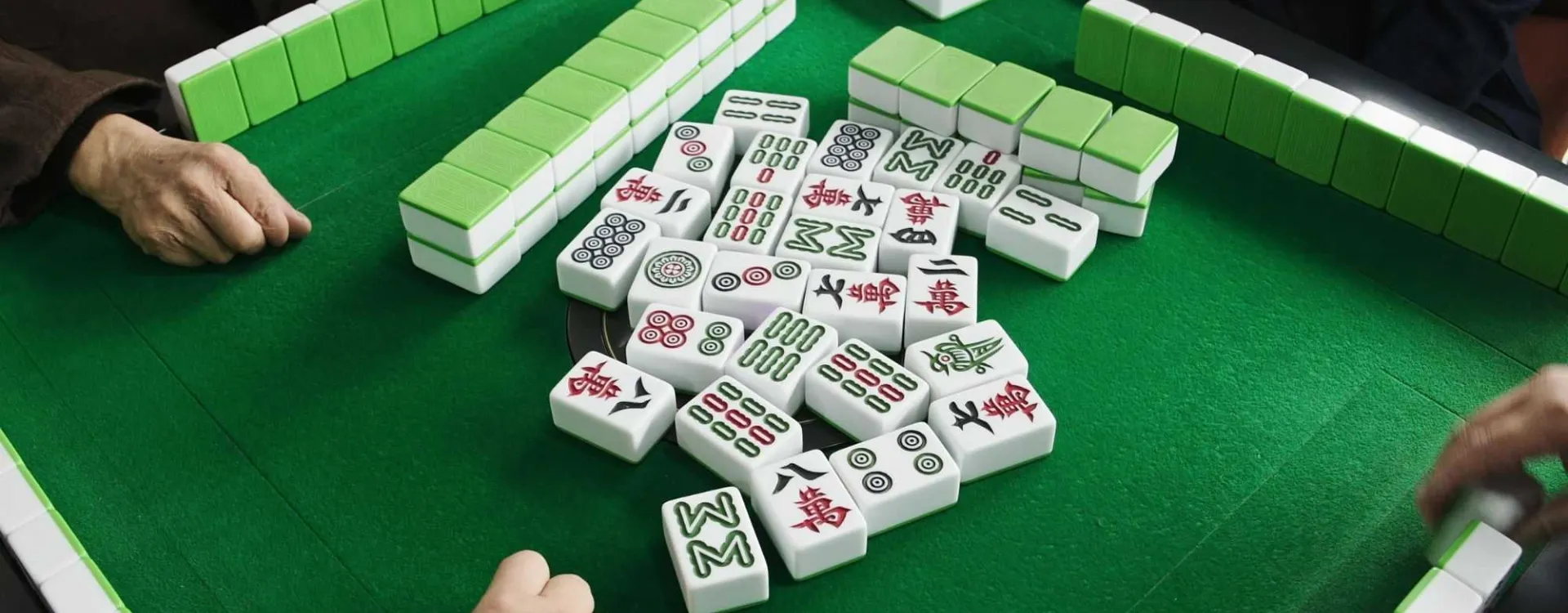 Hommes jouant au mah-jong autour d’une table automatique à Chengdu, en Chine