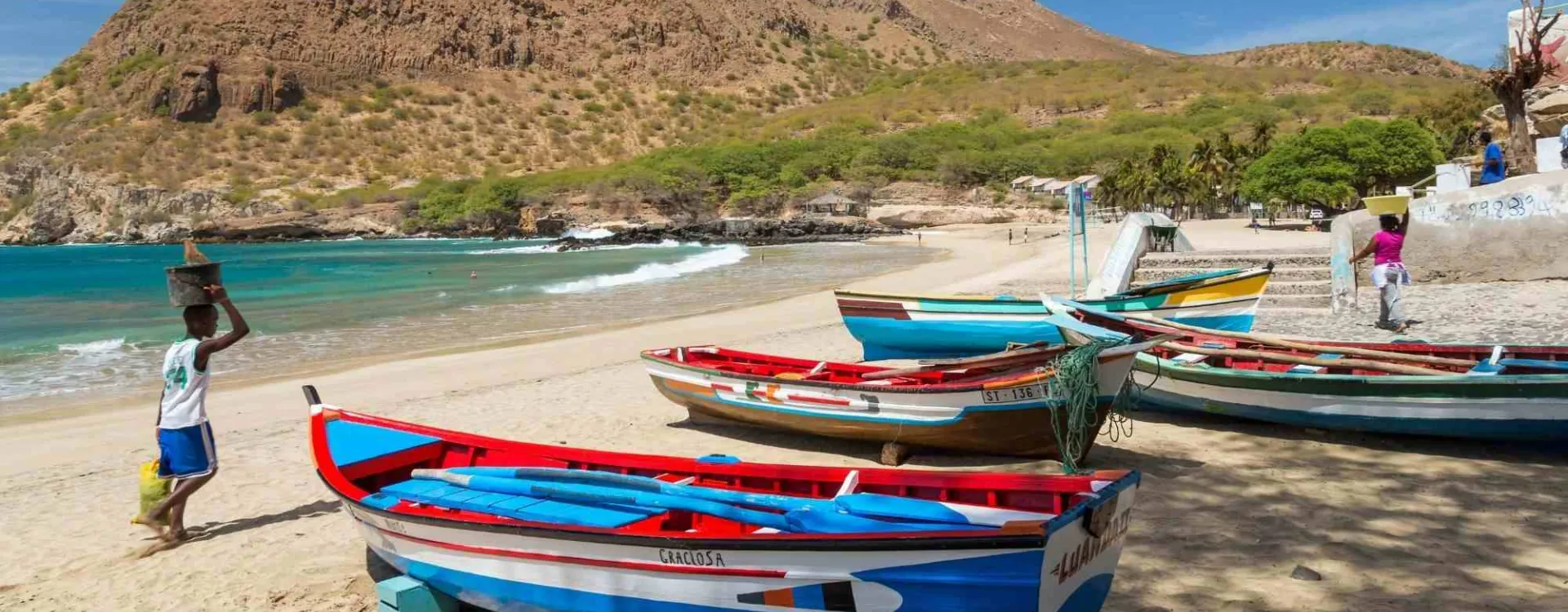 Barques de pêche sur la plage de Tarrafal, île de Santiago, Cap-Vert