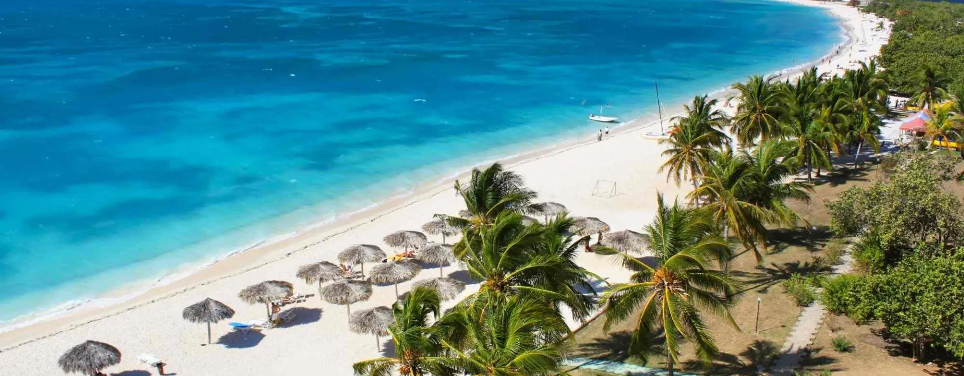 Plage paradisiaque à Cuba avec sable blanc et eaux turquoise cristallines"