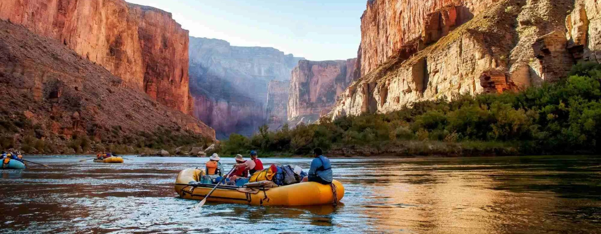 Rafting sur le fleuve Colorado dans le Grand Canyon lors d’une aventure en Amérique