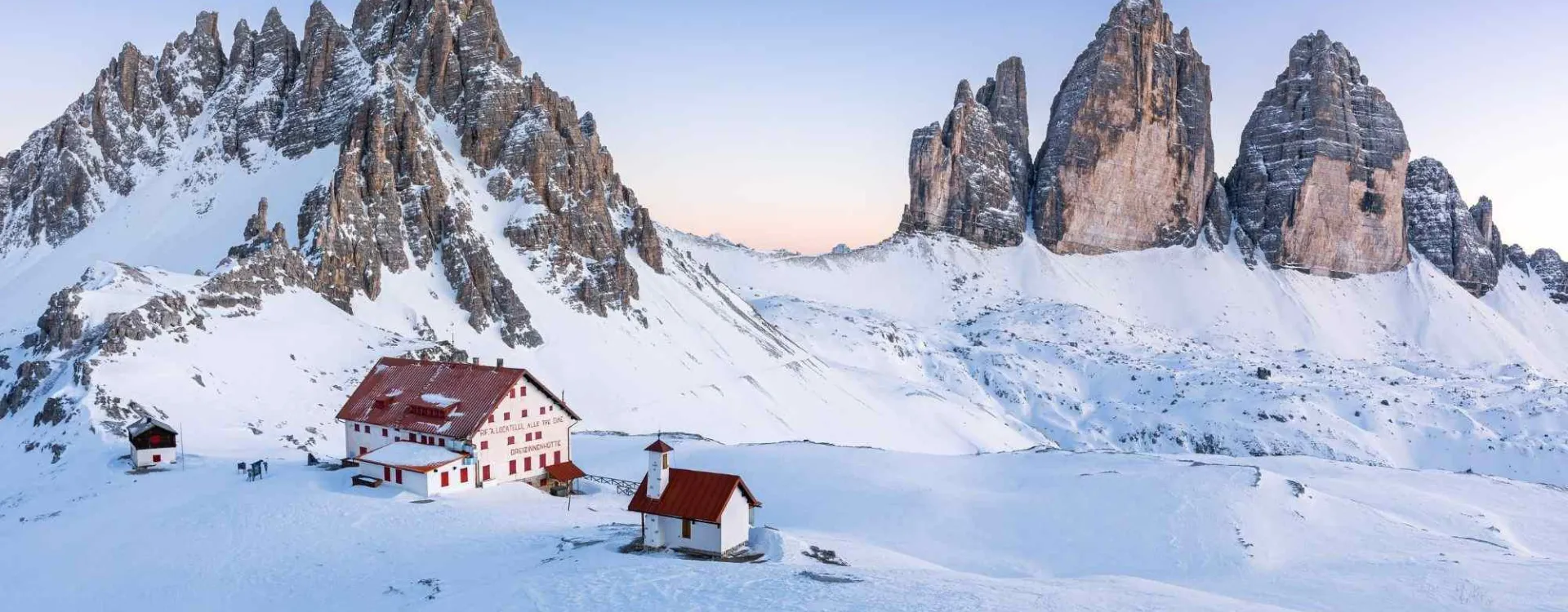panorama au coucher du soleil des Tre Cime di Lavaredo depuis la Torre di Toblin, avec le refuge Locatelli