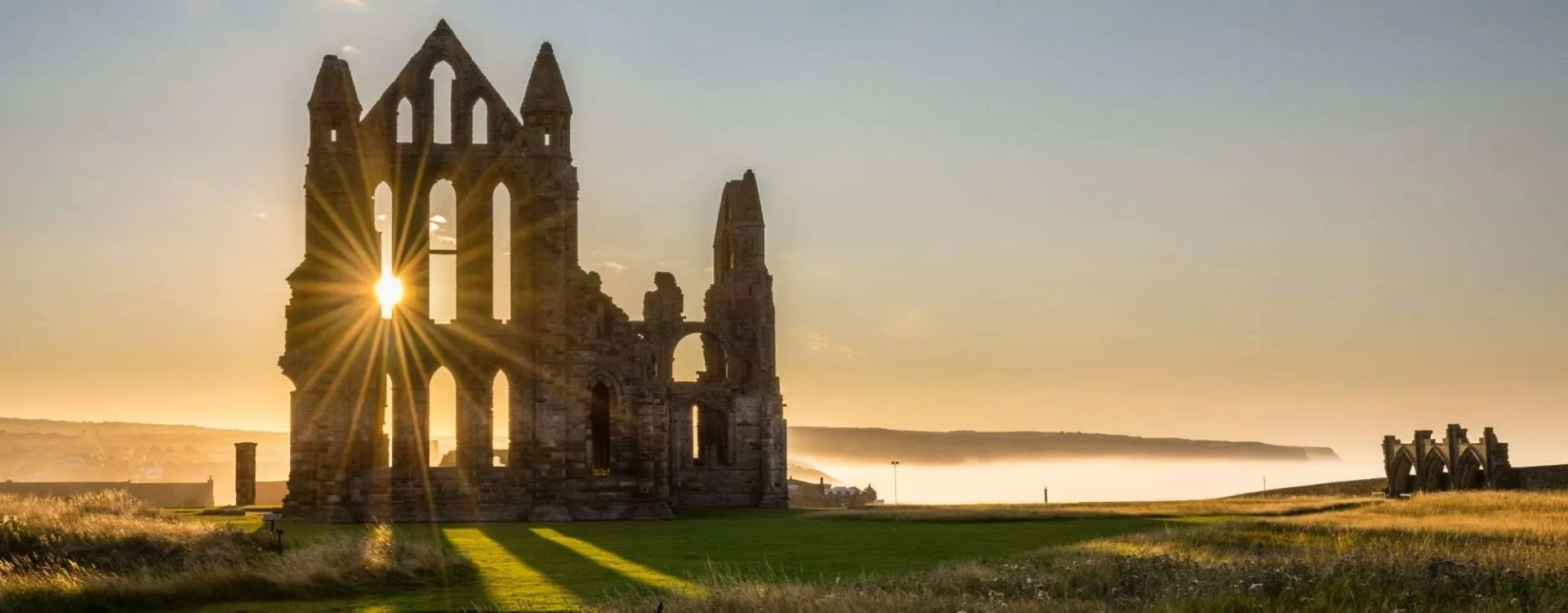 Sun Star au-dessus de l’abbaye de Whitby dans le Yorkshire, Royaume-Uni