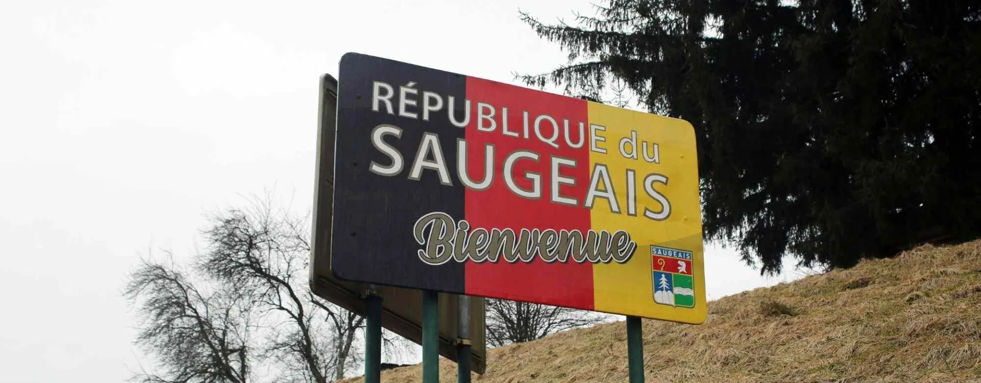 Panneau de bienvenue de la République du Saugeais dans le Haut-Doubs, entre Montbenoît et Pontarlier