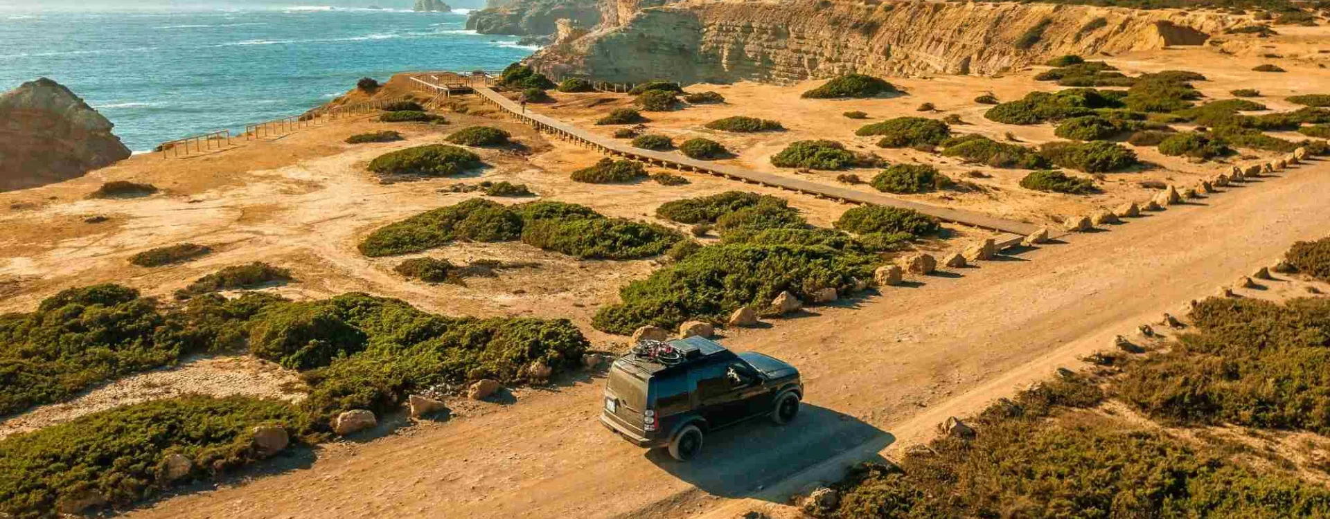 Une voiture sur un route de l'Algarve au Portugal.