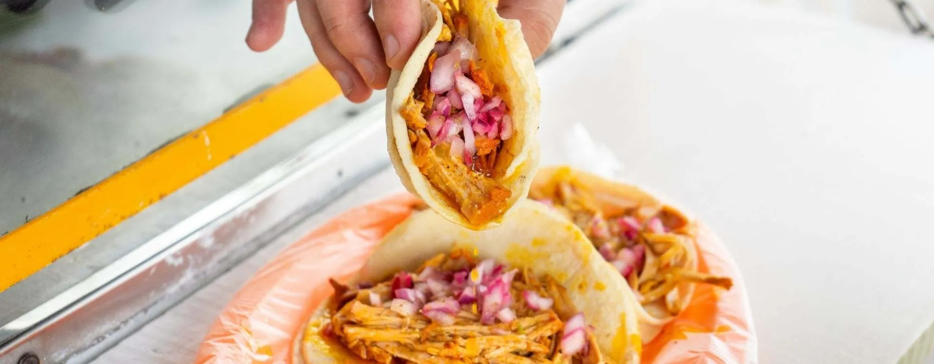 Un taco, exemple de street food, préparée par un vendeur ambulant