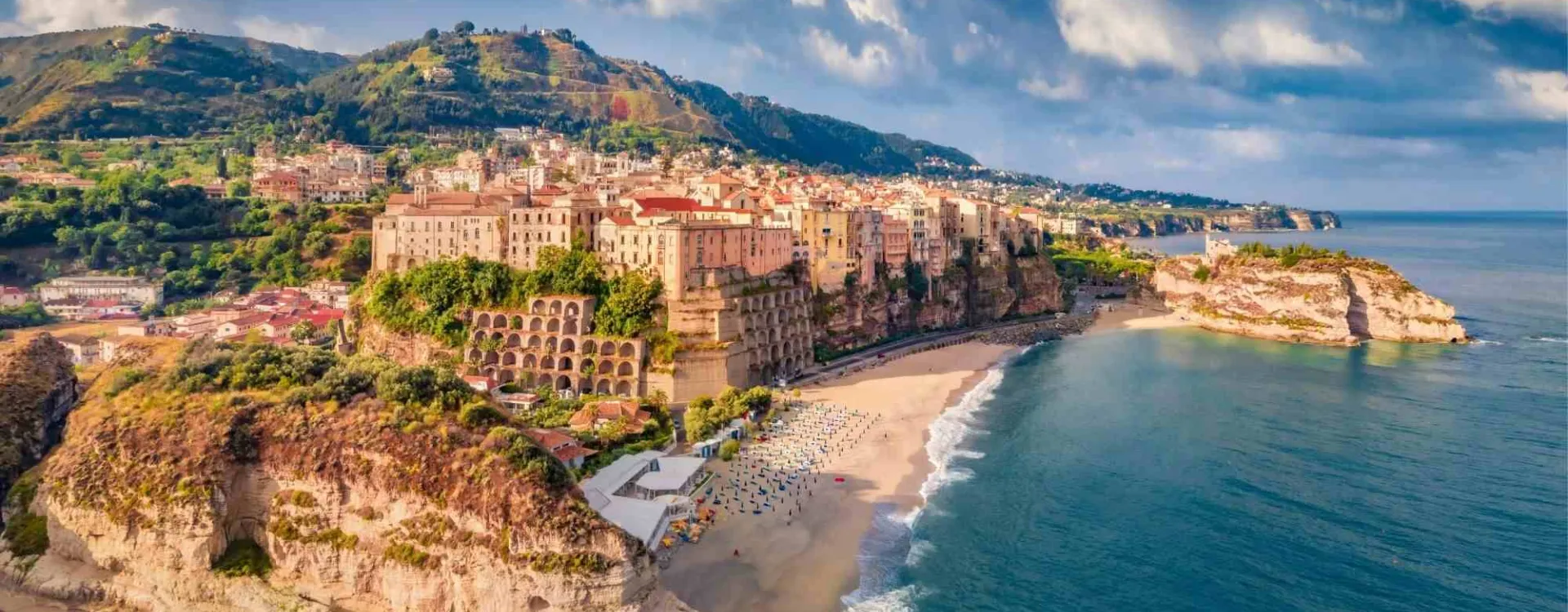 Vue panoramique de Tropea en Calabre, plages turquoise et mer Méditerranée sur la Costa degli Dei en Italie du Sud