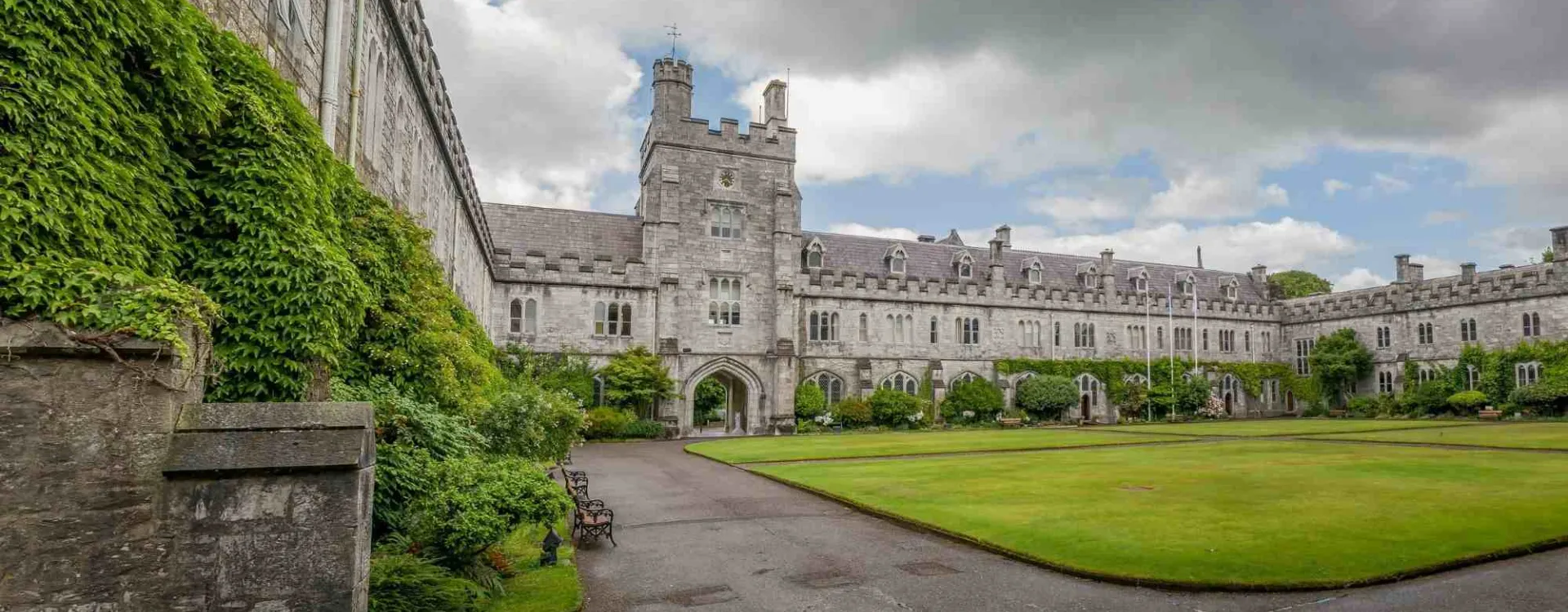 Long Hall et Clock Tower de University College Cork, architecture gothique à Cork en Irlande
