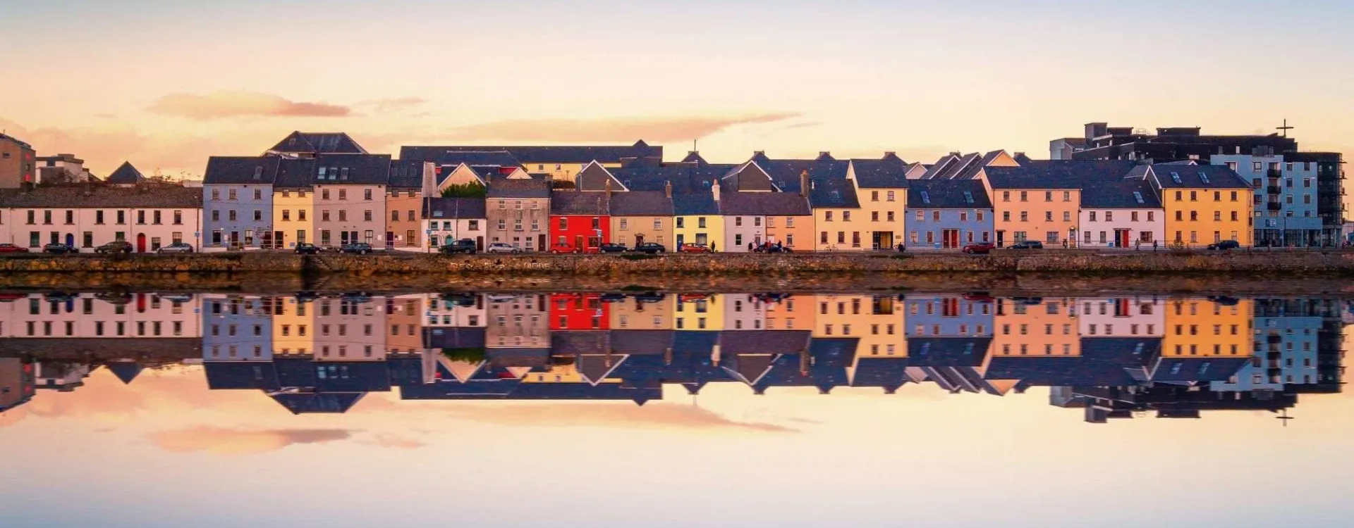 Vue panoramique au coucher du soleil sur The Claddagh dans la ville de Galway en Irlande.