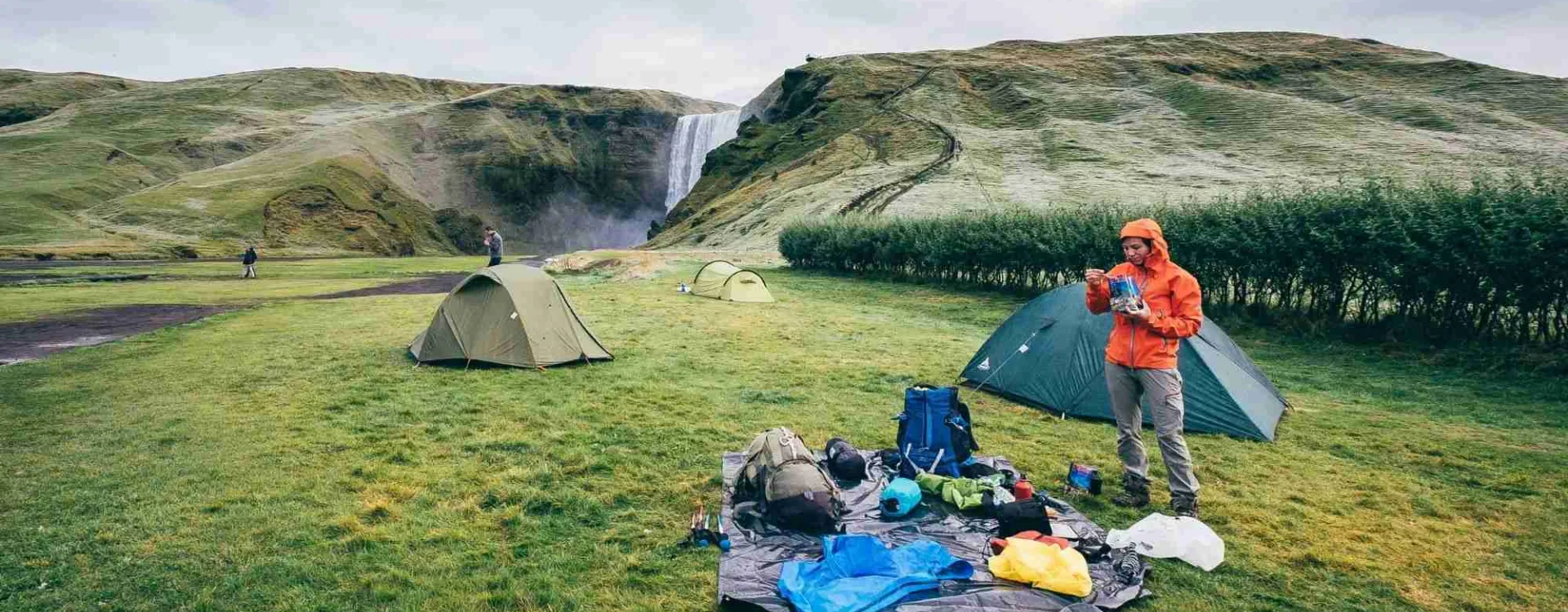 Voyageuse prenant son petit-déjeuner devant sa tente avant une randonnée entre Skógar et Þórsmörk en Islande