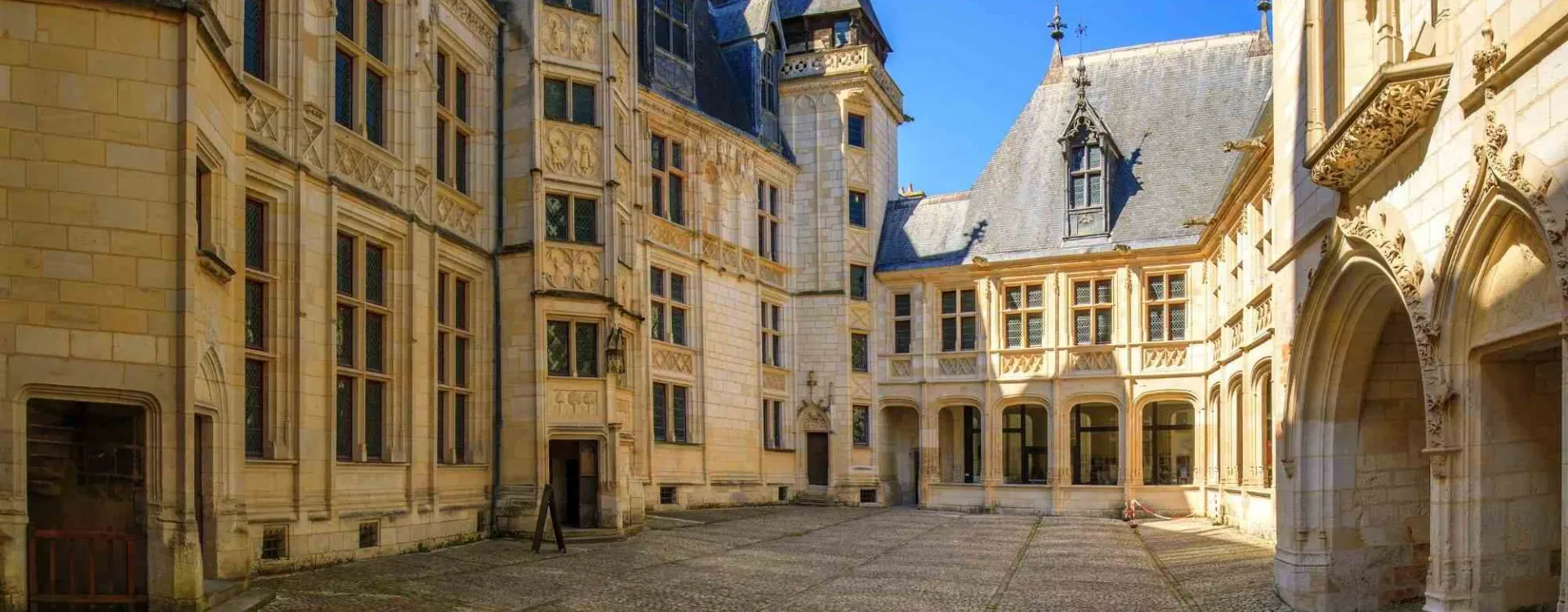 Palais Jacques-Cœur et statue de Jacques Cœur à Bourges